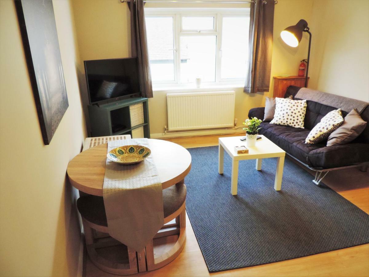 1 Bed Bagshot Pennyhill Accommodation Dış mekan fotoğraf
