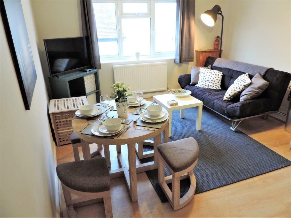 1 Bed Bagshot Pennyhill Accommodation Dış mekan fotoğraf