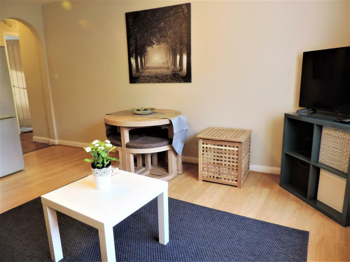 1 Bed Bagshot Pennyhill Accommodation Dış mekan fotoğraf